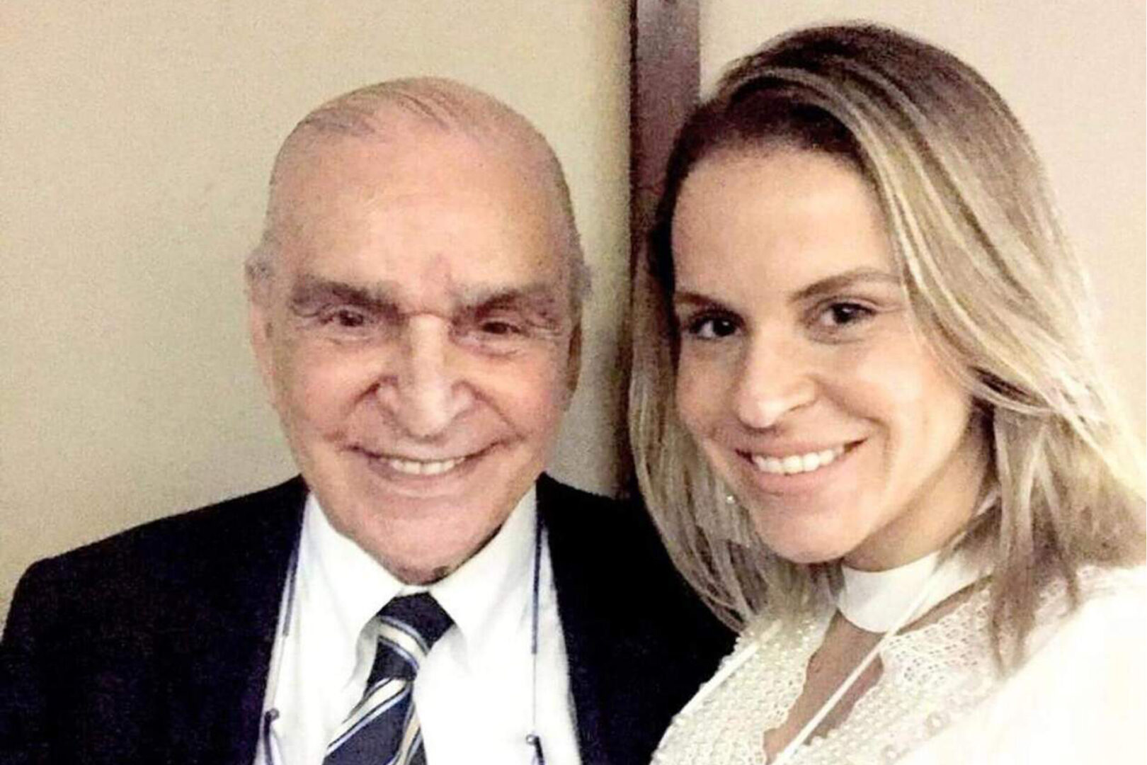 Com o Dr Elsimar Coutinho durante o treinamento de implantes hormonais da Elmeco